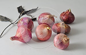 Some red onion seeds and dry leaves