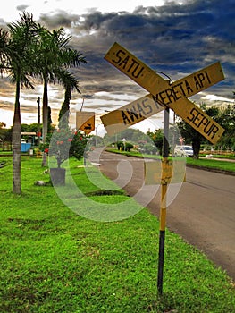 The road sign approaching the railroad crossing