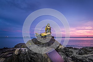 SONGKHLA, THAILAND - SEP 9, 2017 : Scenery of a popular public statue of a golden mermaid on stone at Samila Beach in Songkhla Pro