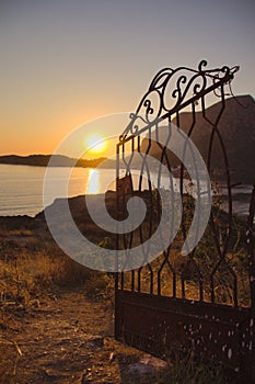 Sonnenuntergang hinter einer Berg und Silhouette