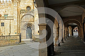 Soportales de la Plaza do Trigo y Catedral de San Martin en la ciudad de Ourense Orense, Galicia, EspaÃ±a