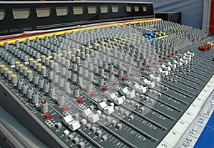 Sound mixing console