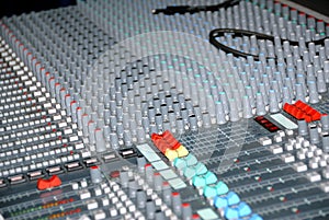 Sound mixing console