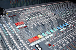 Sound mixing console