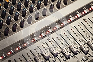 Sound mixing console