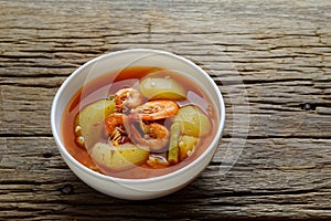 Sour young watermelon with shrimp and yardlong bean curry,Kaeng Som Tang Mo