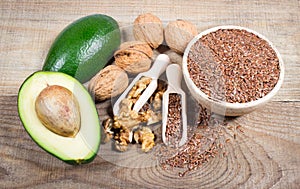 Sources of omega 3 fatty acids: flaxseeds, avocado and walnuts