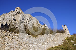 Južná skala a východná stena hradu Devín