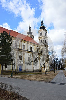 Jihozápadní pohled na boční vchod a věže baziliky Panny Marie Sedmibolestné v Šaštín Stráže, západní Slovensko.