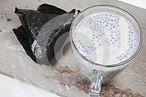 Soybean milk with grains,algae sticky rice