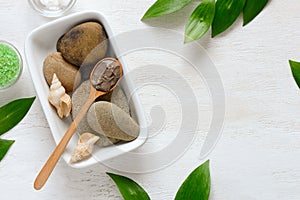 Spa composition with sea mud in a spoon