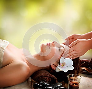 Una mujer conseguir masaje 