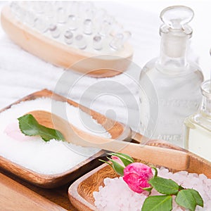 Spa set with rose in pink and white wiht bath salt