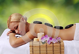 Bagni calcolo massaggio. bionda una donna ottenere caldo pietre massaggio 