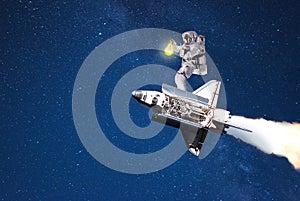 Kozmonaut lietanie na kozmická loď vyhľadávanie trasa v galaxie 