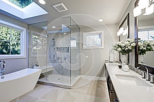 Prostorný koupelna v šedá tóny vytápěné podlahy 
