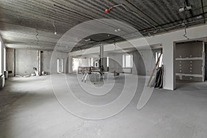 Spacious empty rooms floor after filling out the work on the wall and ceiling