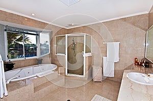 Spacious Ensuite Bathroom