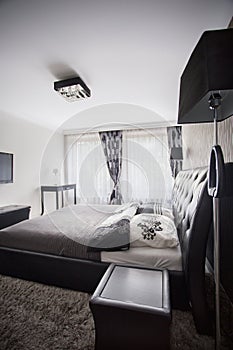 Spacious and tasteful bedroom