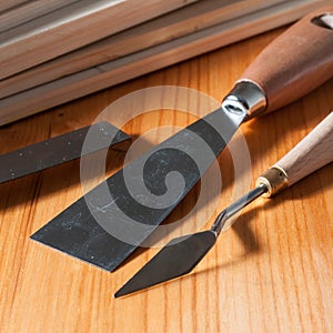 Spackle knives on a wooden table