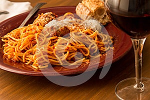 Spagetti and meatballs with bread and wine