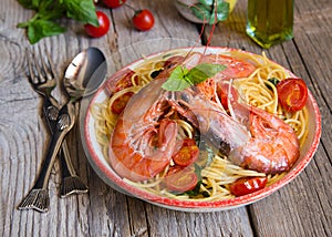 Spagetti with prawns, cherry tomatoes and basil