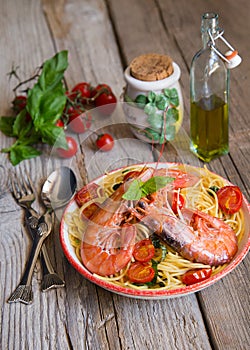 Spagetti with prawns, cherry tomatoes and basil