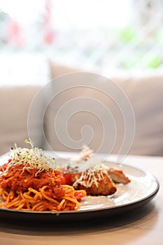 Spaghetti bolognese tomato sauce with fried chicken