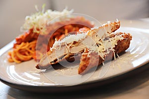 Spaghetti bolognese tomato sauce with fried chicken