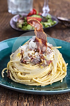 spaghetti carbonara on wood