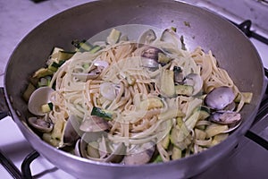 spaghetti with clams and zucchin