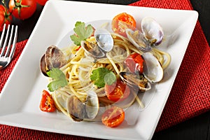 Spaghetti with fresh clams and tomato