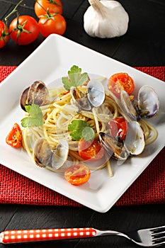 Spaghetti with fresh clams and tomato