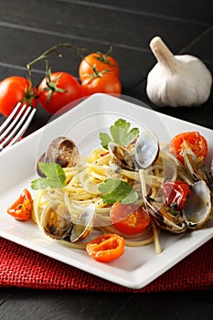 Spaghetti with fresh clams and tomato