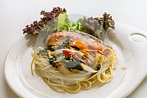 Spaghetti kee mao salmon (Spaghetti with spicy salmon)