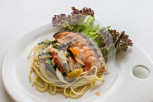 Spaghetti keemao salmon (Spaghetti with spicy salmon)