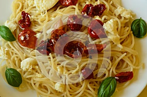 Spaghetti with mozzarella, basil and dried tomatoes