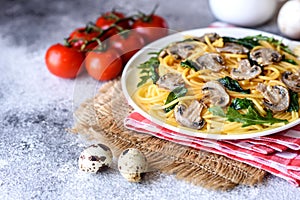 Spaghetti with mushrooms, cheese, spinach, rukkola and cherry tomatoes