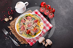 Spaghetti with mushrooms, cheese, spinach, rukkola and cherry tomatoes