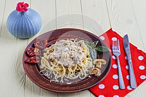 Spaghetti with mushrooms and sun dried tomatoes in cream sauce o
