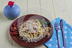 Spaghetti with mushrooms and sun dried tomatoes in cream sauce o