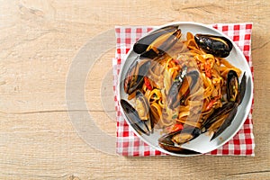 Spaghetti pasta with mussels or clams and tomato sauce