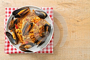 Spaghetti pasta with mussels or clams and tomato sauce