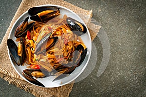 Spaghetti pasta with mussels or clams and tomato sauce