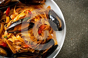 Spaghetti pasta with mussels or clams and tomato sauce