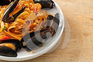 Spaghetti pasta with mussels or clams and tomato sauce