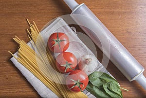 Spaghetti pasta with tomatoes, basil and garlic