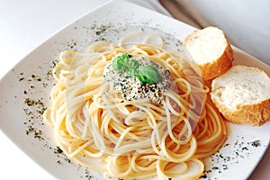 Spaghetti with pesto sauce