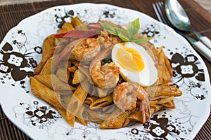 Spaghetti shrimp with egg