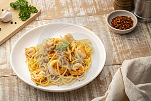 Spaghetti with shrimps and chilli powder with garlic sauce.